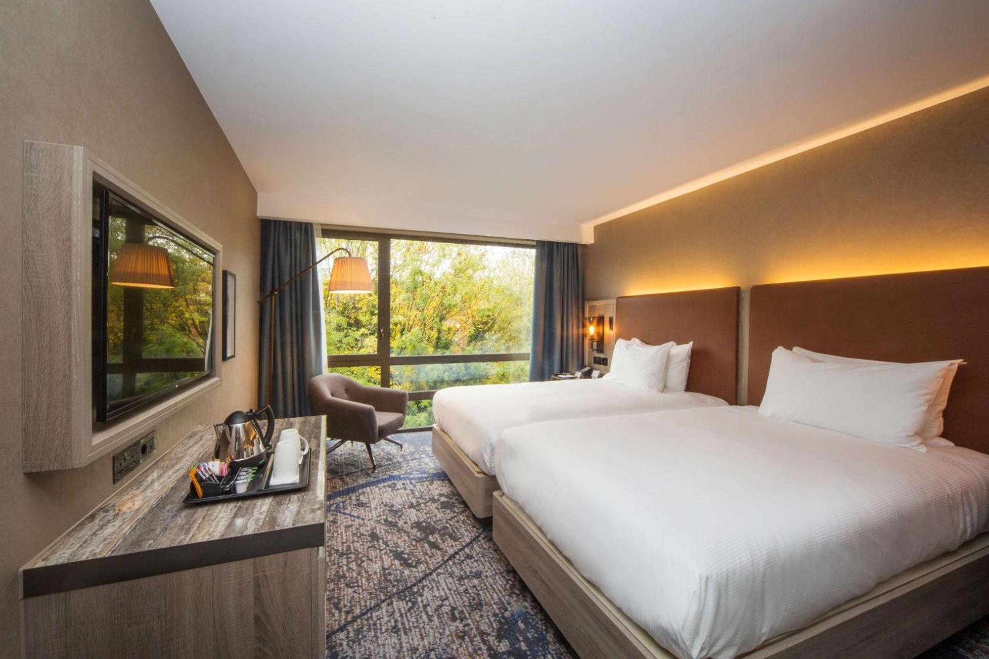 Doubletree By Hilton London Kingston Upon Thames Hotel Kingston upon Thames  Bagian luar foto