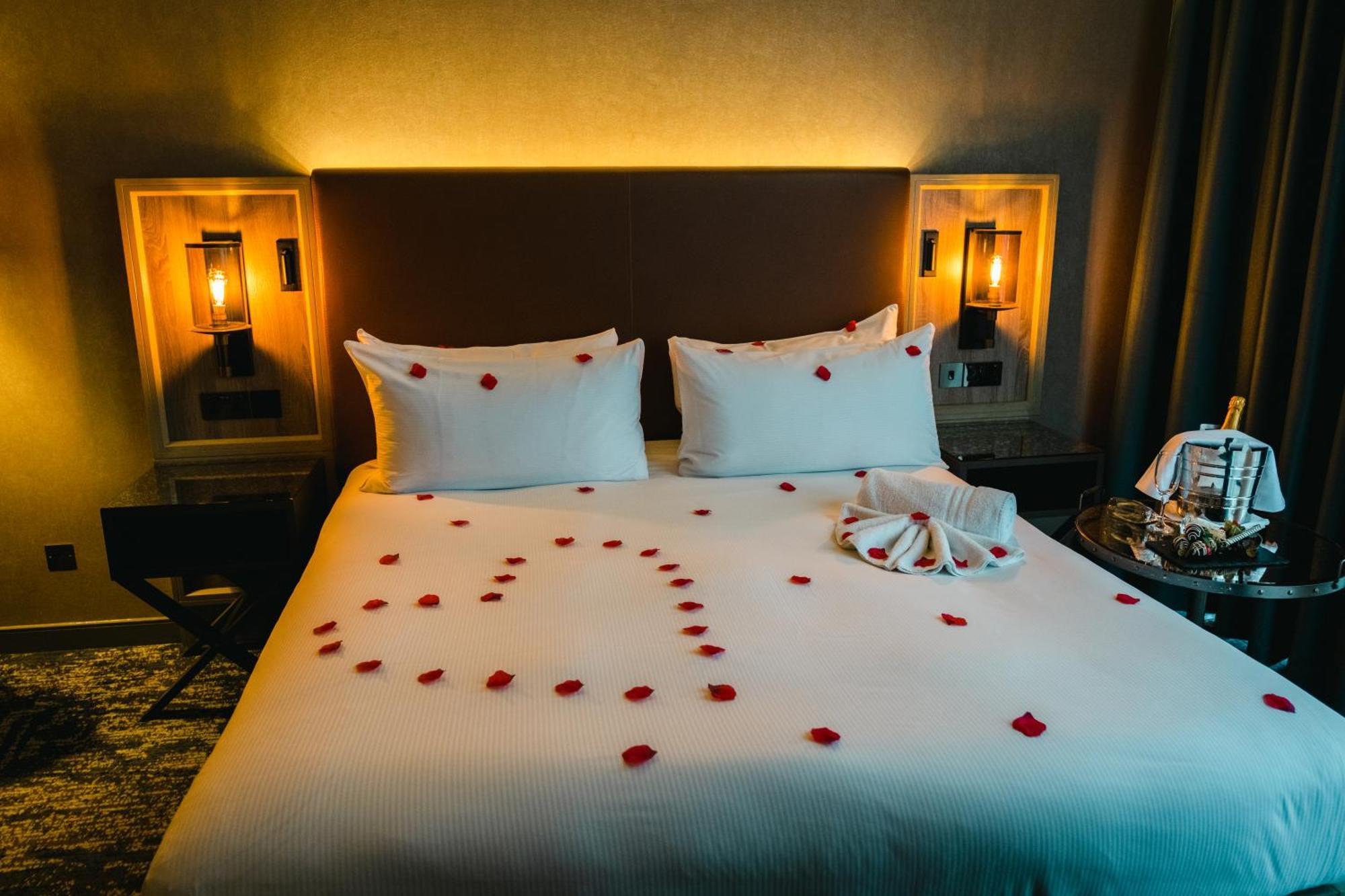 Doubletree By Hilton London Kingston Upon Thames Hotel Kingston upon Thames  Bagian luar foto